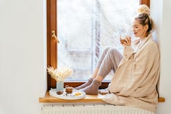 Vrouw zit in het kozijn Vrouw zit in het kozijn