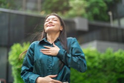 Vrouw neemt diepe ademteug
