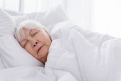 Oude vrouw die slaapt